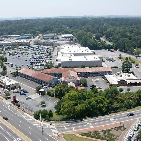 Howard Johnson By Wyndham Columbus Fort Moore Exteriör bild