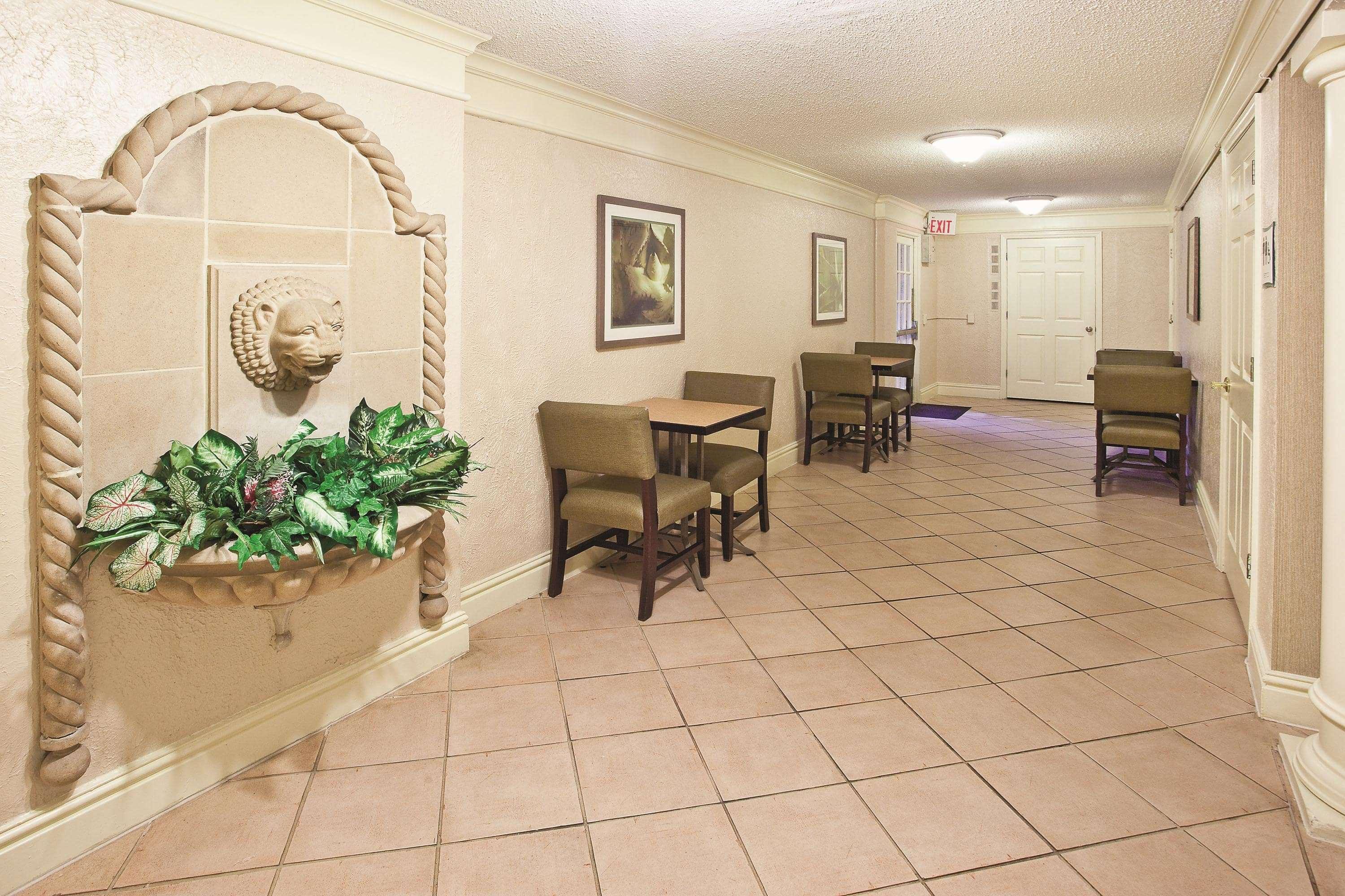Howard Johnson By Wyndham Columbus Fort Moore Exteriör bild