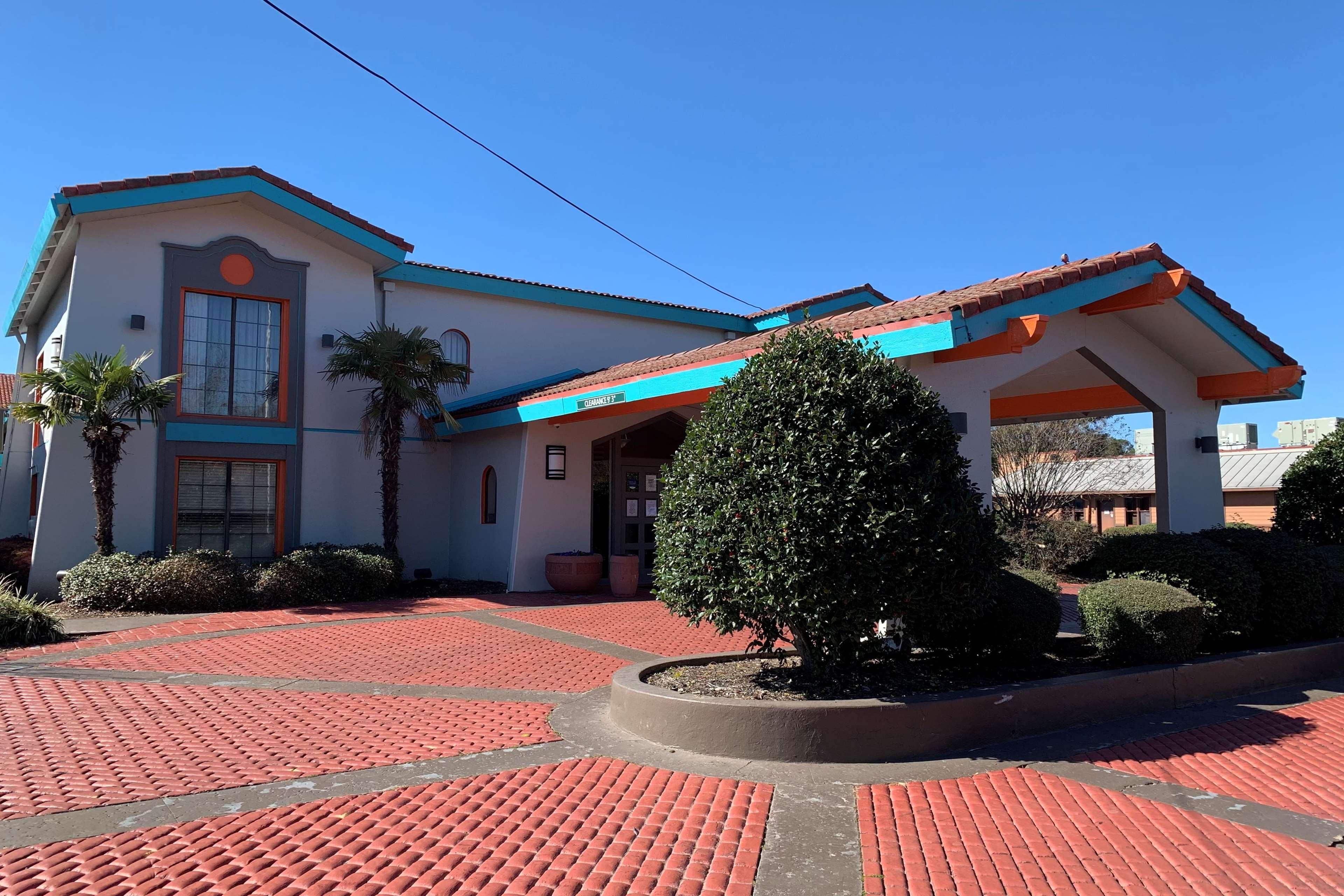 Howard Johnson By Wyndham Columbus Fort Moore Exteriör bild