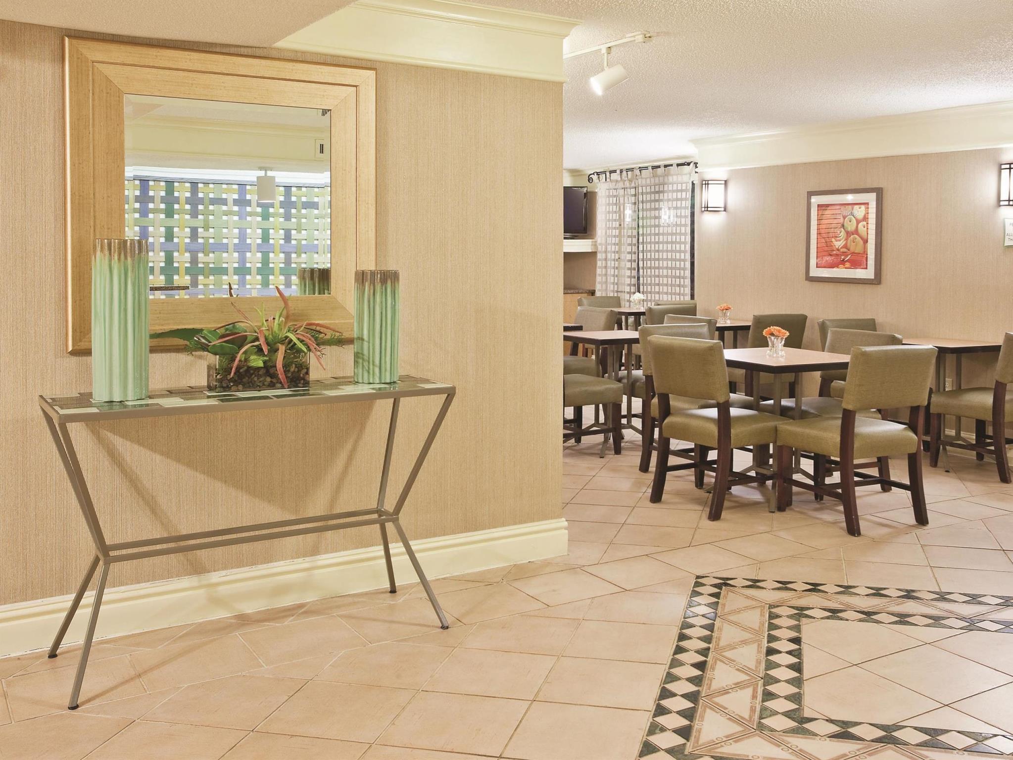 Howard Johnson By Wyndham Columbus Fort Moore Exteriör bild