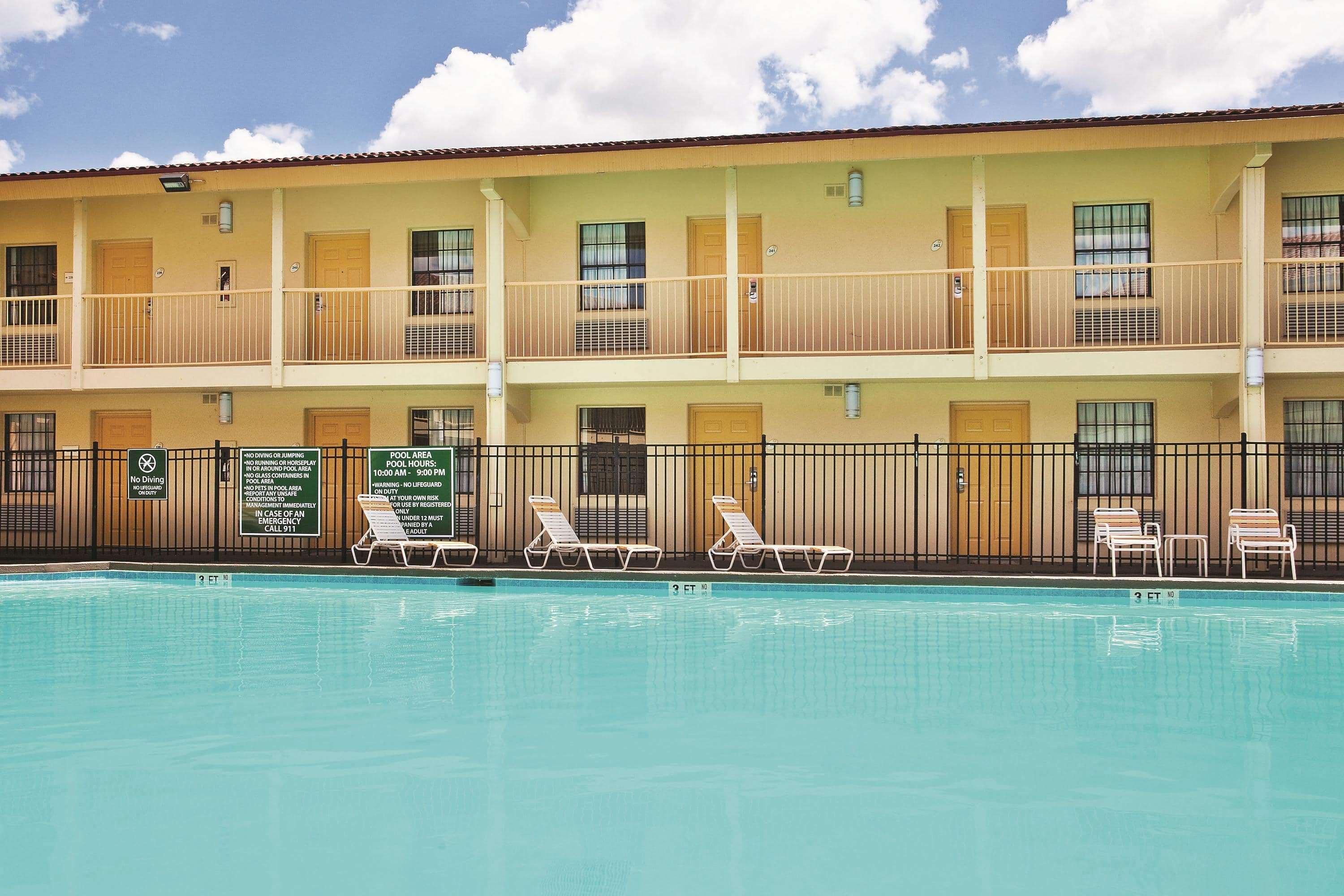 Howard Johnson By Wyndham Columbus Fort Moore Exteriör bild