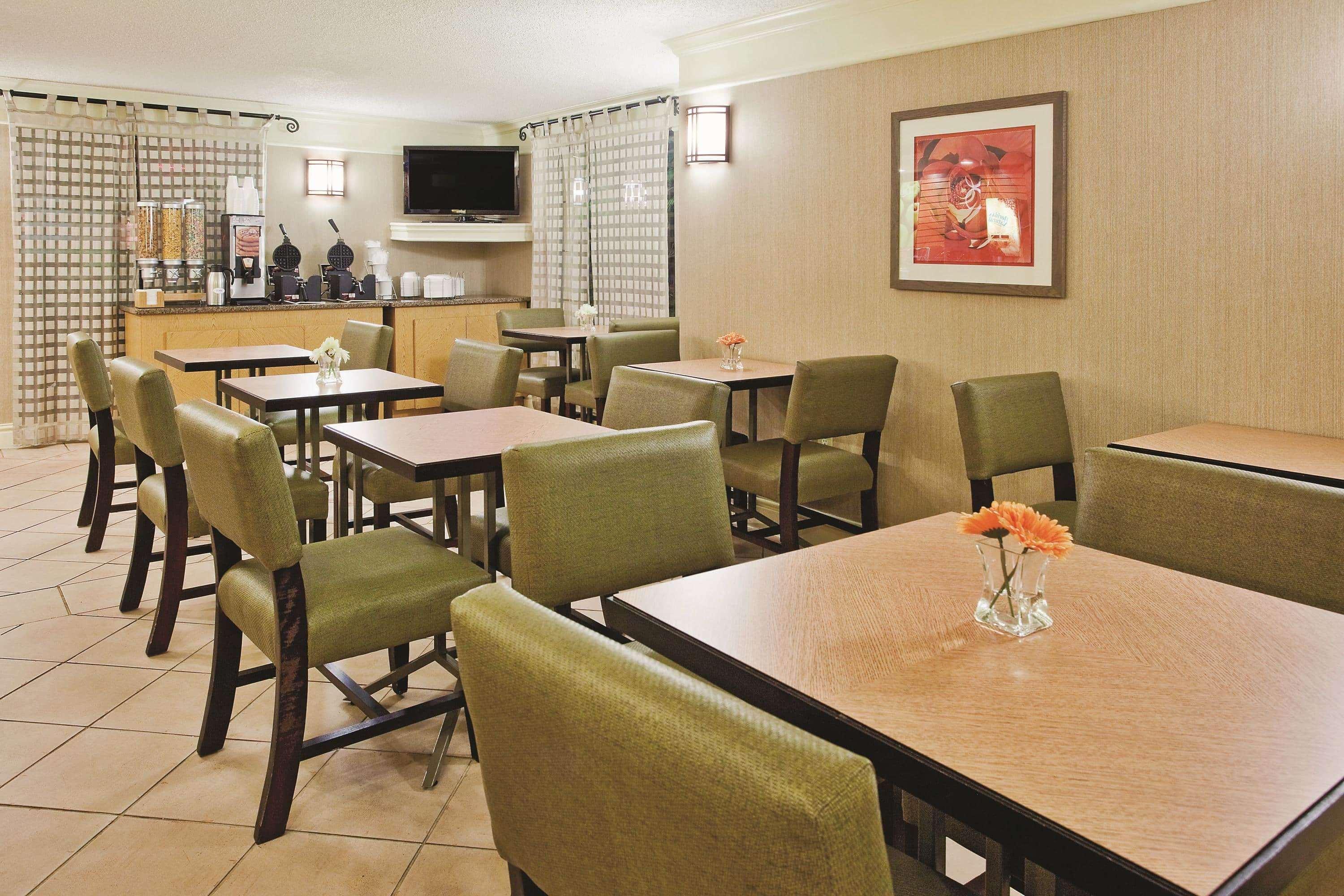 Howard Johnson By Wyndham Columbus Fort Moore Exteriör bild