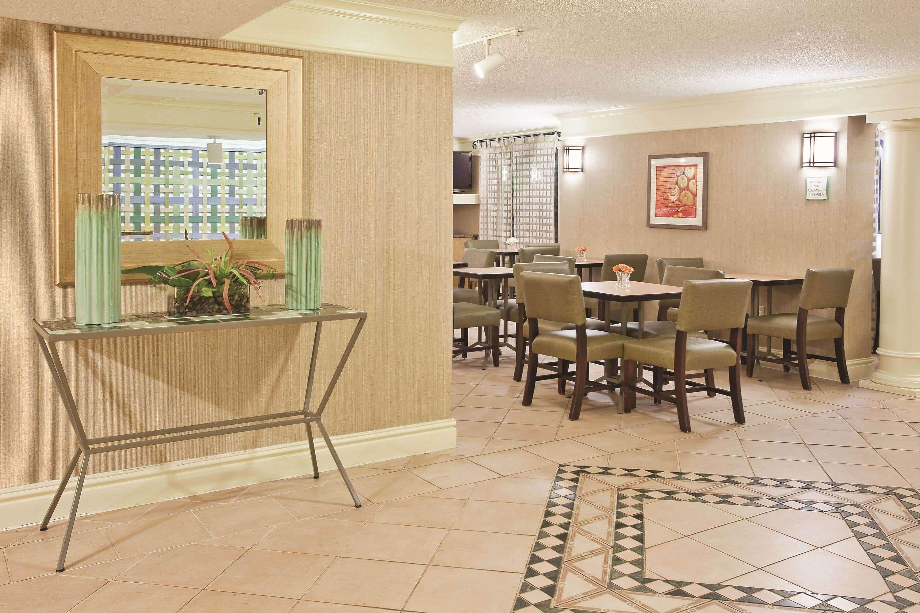 Howard Johnson By Wyndham Columbus Fort Moore Exteriör bild
