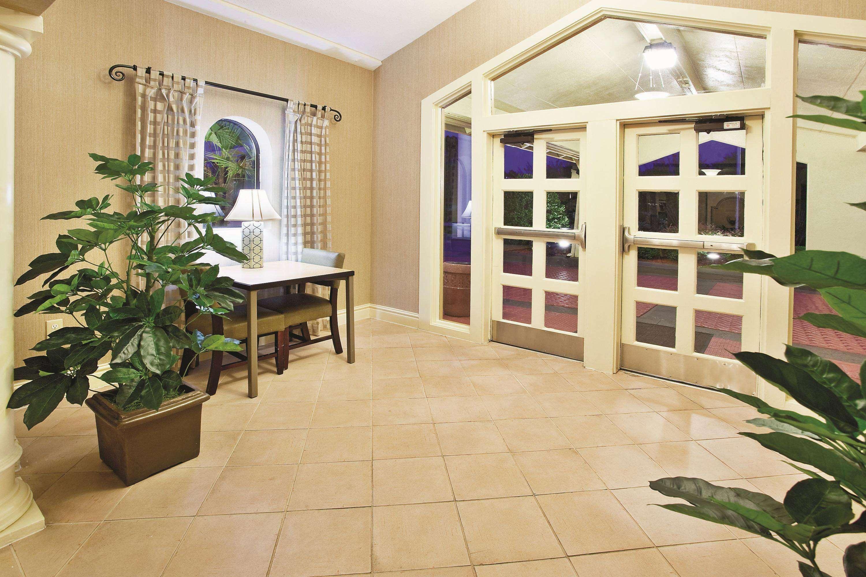 Howard Johnson By Wyndham Columbus Fort Moore Exteriör bild